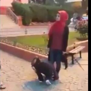بالفيديو…فتاة سورية تجبر شابين على تقبيل قدميها أمام الناس في تركيا