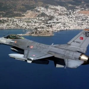 المقاتلات التركية تقضي على عنصرين من “بي كا كا” جنوبي البلاد