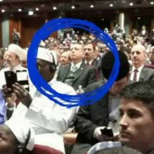 اردوغان يرفض الجلوس امام اهل القران اكراما لهم