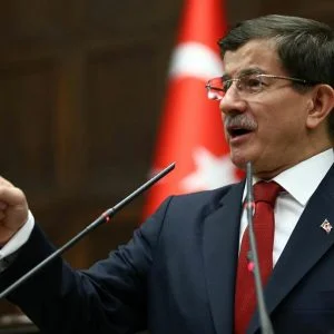 داود اوغلو: علاقتنا مع السعودية وثيقة ولكن لن نترك قطر وحدها