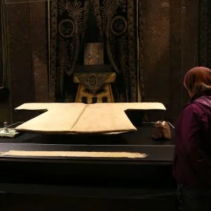 الالاف يتوافدون على مسجد “الخرقة الشريفة” لزيارة بردة الرسول الكريم في إسطنبول