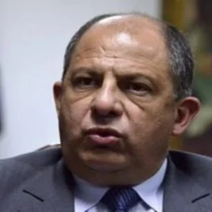 الرئيس الكوستاريكي يتعرض لموقف محرج ويبتلع دبورا على الهواء