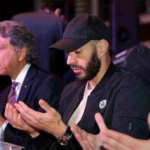 “بنزيما” نجم ريال مدريد على مائدة إفطار شعبية في إسطنبول