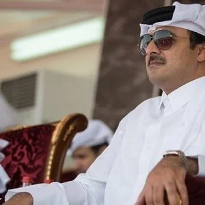 شاهد.. أمير قطر يقبل رأس القرضاوي خلال عيد الفطر