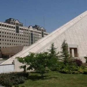 مقتل 7 أشخاص واحتجاز 4 رهائن في هجوم مسلح على البرلمان الإيراني