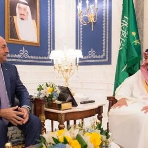 الملك سلمان يبحث مع وزير الخارجية التركي الأزمة الخليجية