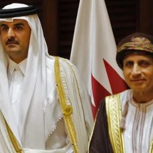 أمير قطر يستقبل وزير الخارجية العماني في زيارة غير معلنة