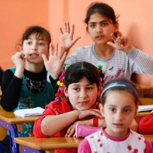 تركيا تقدم دعم مالي لللاجئين السوريين مقابل التزام أطفالهم بمقاعد الدراسة