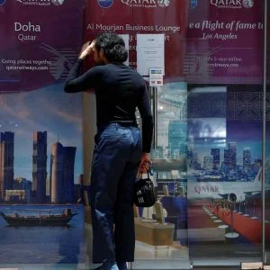 الإمارات تأمر بإغلاق جميع مكاتب الخطوط الجوية القطرية