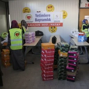 جمعية تركية توزع ملابس العيد على 400 يتيم سوري في هطاي