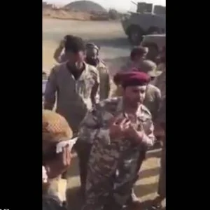 بالفيديو: وسط مشاعر حزينة.. ضباط قطريين يودعون أفراداً بالجيش السعودي عند حدود اليمن