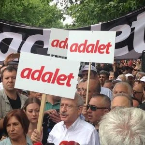 مسيرة لـ “الشعب الجمهوري” تطالب بالافراج عن سجين متورط في قضية إفشاء معلومات سرية