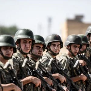 جاويش أوغلو بقطر وعينه على الرياض.. ووفد عسكري تركي بالدوحة لنشر القوات