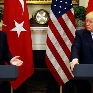 جاويش أوغلو: أردوغان قد يبحث الأزمة الخليجية مع ترامب