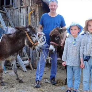 نمساوي ينظم جولات “سفاري” على ظهر الحمير في أنطاليا التركية