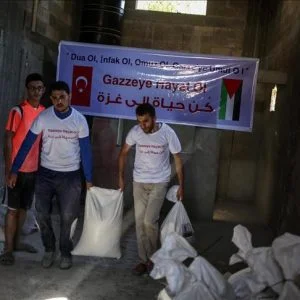 توزيع مساعدات غذائية لفقراء غزة بتمويل تركي