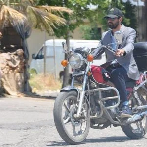 يلعب البلياردو ويعزف الساز.. إمام تركي يختلف عن زملائه التقليديين بنمط حياته وهواياته