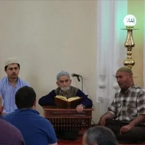 منذ 44 عاماً.. كفيف تركي يتلو القرآن في مسجد طيلة أيام رمضان