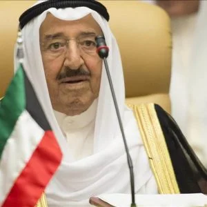 أمير الكويت يتوجه إلى السعودية في وساطة لحل الأزمة الخليجية