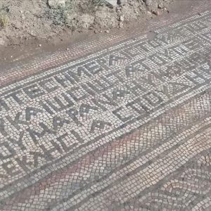 مزارع تركي يعثر على “فسيفساء” عمرها ألف و500 عام