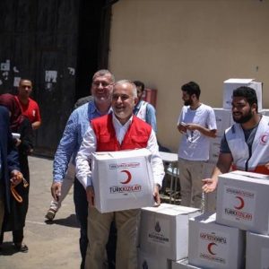 الهلال الأحمر التركي يوزّع طروداً غذائية على عائلات فقيرة بغزة