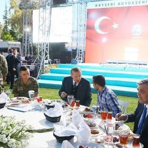 أردوغان يشارك في مأدبة إفطار مع أفراد الجيش وعوائل الشهداء