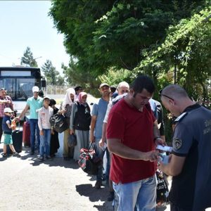 السوريون يبدأون العودة إلى تركيا