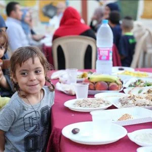 “الديانة التركي” يقدم مساعدات ووجبات إفطار للاجئين السوريين بلبنان