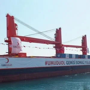 وصول سفينة مساعدات إنسانية تركية إلى الصومال