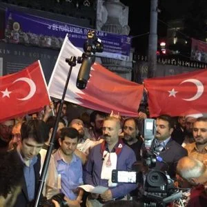 تظاهرة ليلية في اسطنبول: ارفعوا أيديكم عن قطر