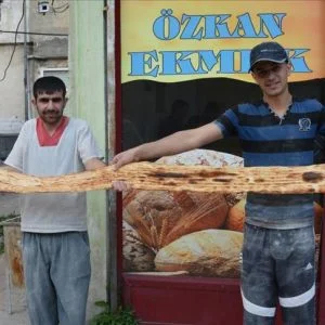 خباز تركي يصنع “رغيف رمضان” بطول 2.2 متر