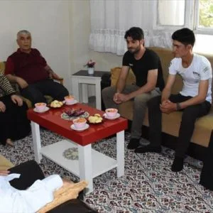 أتراك يعايدون السوريين بمنازلهم في “باطمان” التركية