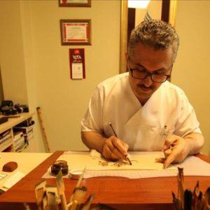 “أوزسراج”.. طبيب تركي يرسم المخطوطات من اجل مسلمي إفريقيا