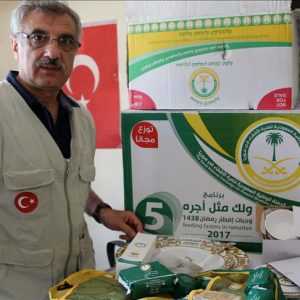 “الإغاثة التركية” توزع مساعدات سعودية على 300 أسرة سورية