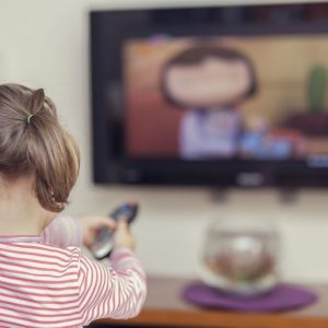 دراسة: التلفزيون في غرف الأطفال يعرضهم لخطر البدانة