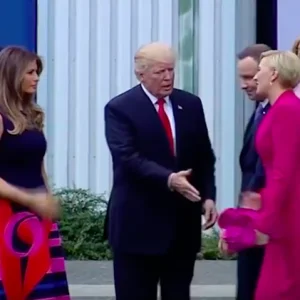 بالفيديو…زوجة الرئيس البولندي تضع ترامب في موقف محرج