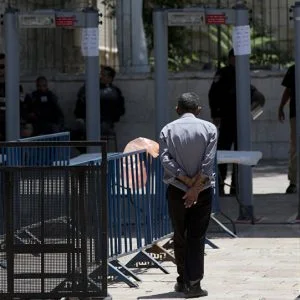 الاحتلال الاسرائيلي يضع كاميرات حساسة وجسور ضخمة على أبواب الأقصى