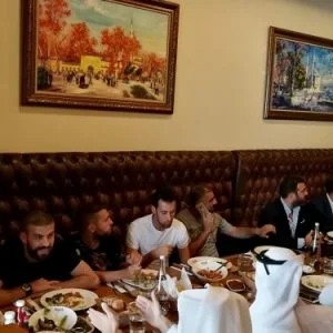 مطعم تركي بالدوحة يستضيف نجوم برشلونة