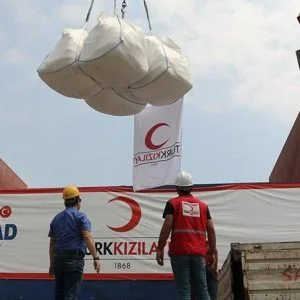 الهلال الأحمر التركي يرسل مساعدات إنسانية عاجلة إلى اليمن