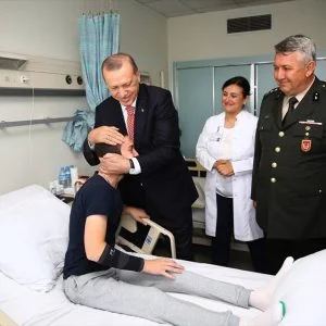 أردوغان يتفقد مصابين بنيران الانقلابيين