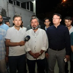 اتراك يتضامنون مع لاجئ سوري قتلت زوجته ورضيعها شمال غربي البلاد