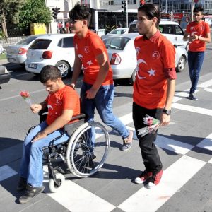 بالورود.. سوريون يحاربون التحريض في أورفة التركية