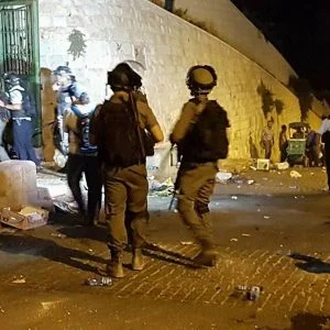 إصابة 22 فلسطينيًا وتركيين اثنين برصاص الشرطة الإسرائيلية بمحيط “الأقصى”