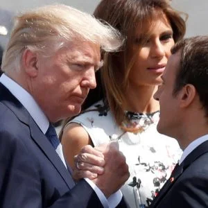 ترامب: ماكرون يحب أن يمسك يدي!