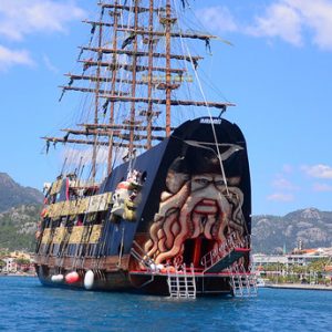 “سفن القراصنة”.. متعة السياح في أنطاليا التركية