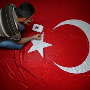 مصمم سوري يزيّن علم تركيا بـ 325 ألف حبة كريستال