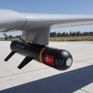 طائرات بيرقدار التركية تنجح في اختبارات إطلاق صواريخ ذكية