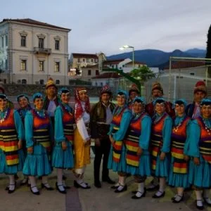 أطباء ومهندسون أتراك يقدمون عروضًا راقصة للتعريف بثقافة بلادهم