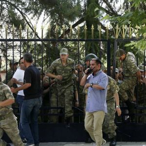 السلطات التركية تسرح أكثر من 7300 موظف حكومي