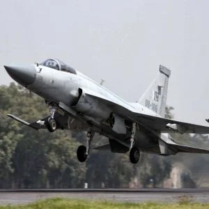 طائرات حربية باكستانية تصل إلى الدوحة